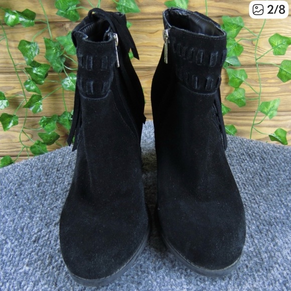 Jessica Simpson Chassie Black
Suede Fringe Heeled Ankle Boots
Size 8.5M - Picture 2 of 6